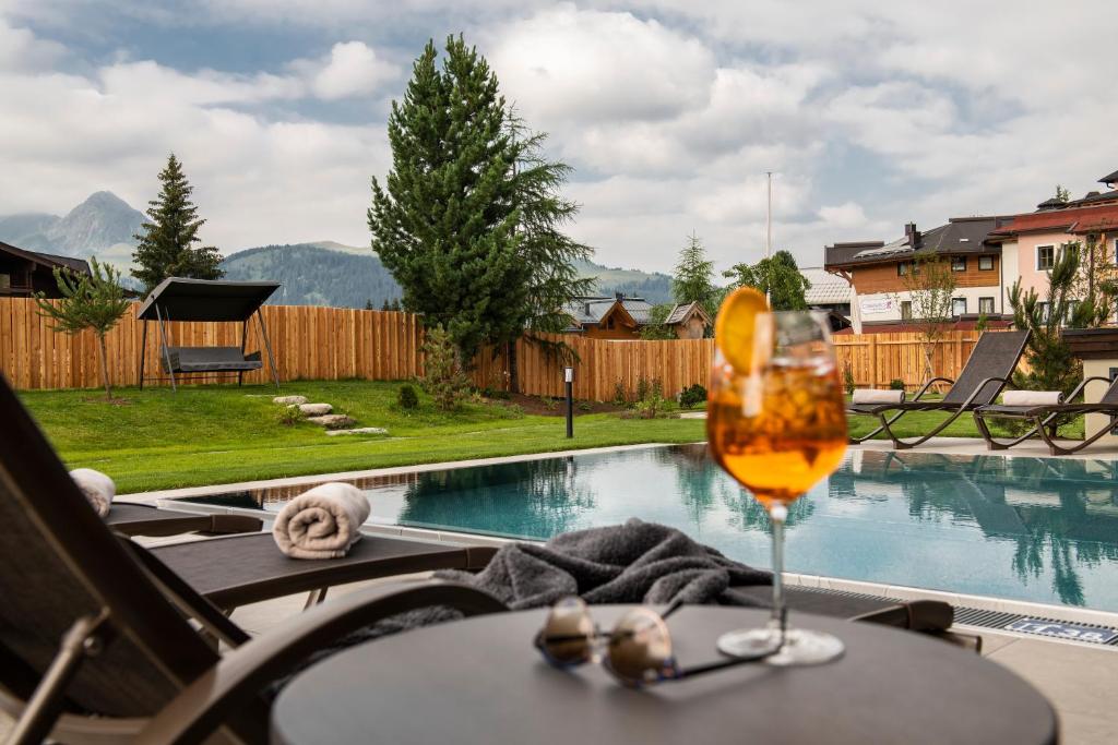 Bazén v ubytování Hotel Königsleiten Vital Alpin nebo v jeho okolí