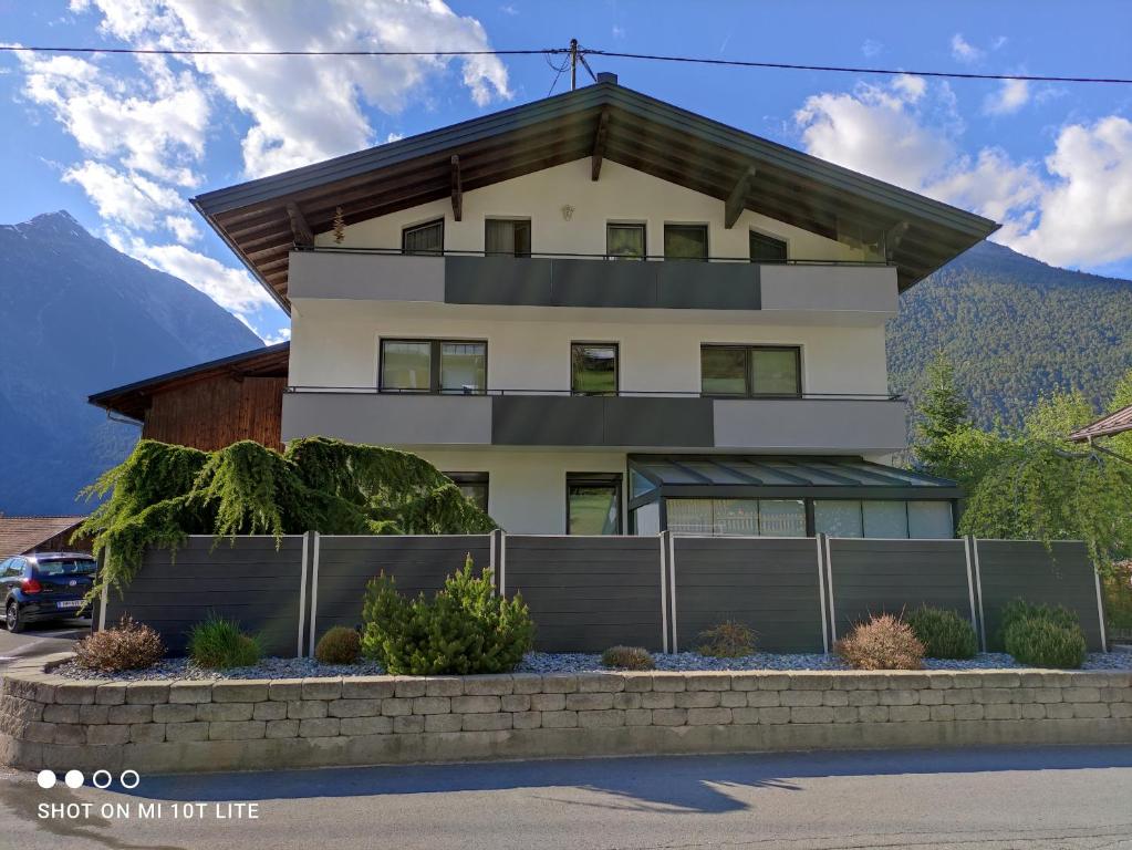 una casa con una valla delante de ella en groassehof Haus Gstrein en Imsterberg