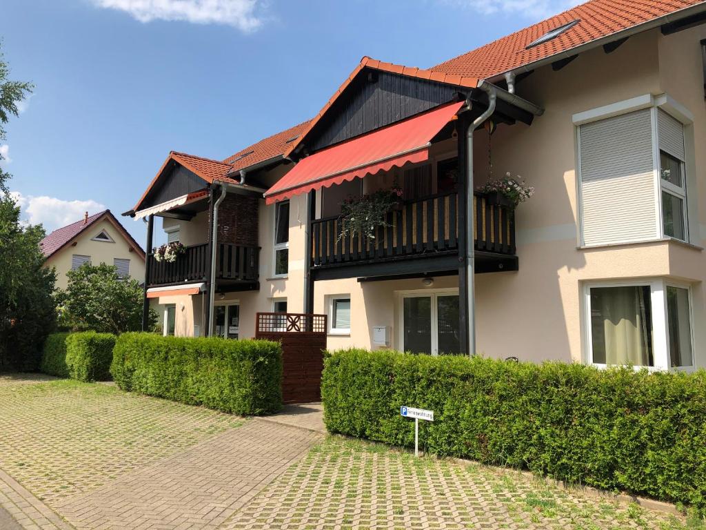 una casa con tetto rosso e vialetto di mattoni di Spreewald-Apartment I Netflix I Prime I Parkplatz a Burg