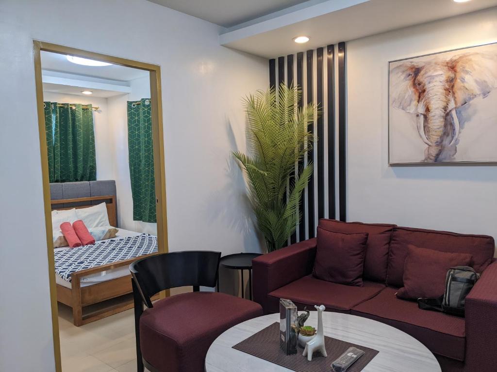 ein Wohnzimmer mit einem Sofa und einem Tisch in der Unterkunft 307 Anabelle Residence at Marina Spatial Condominium in Dumaguete