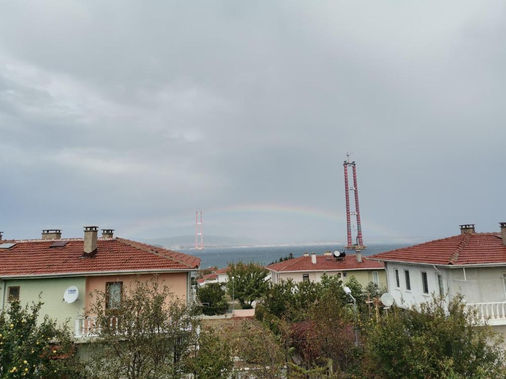 vista sui tetti delle case di una città di 1915 Çanakkale Köprü manzarali 700m2 bahceli mustakil ev a Çanakkale