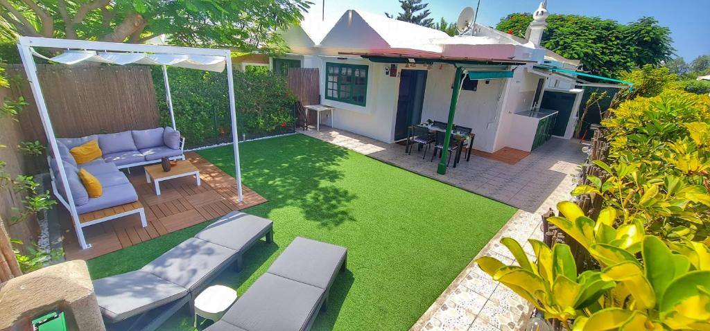 A garden outside Bungalows Playa Flor, Campo Internacional, Maspalomas.