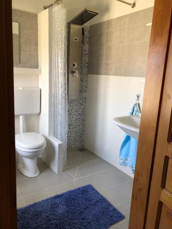 A bathroom at DaCapo Rooms