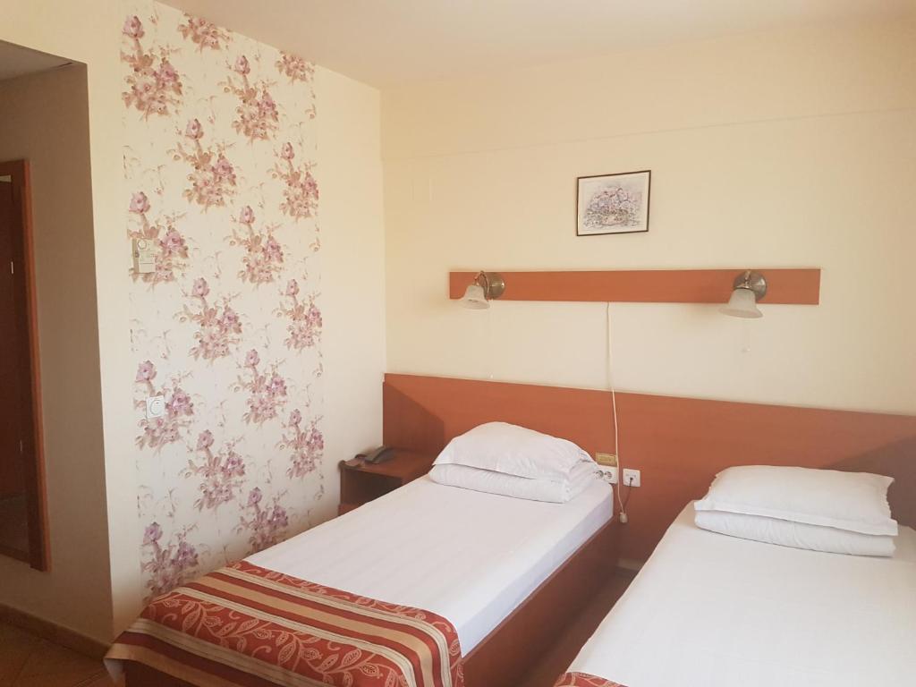 Postel nebo postele na pokoji v ubytování Hotel Transit