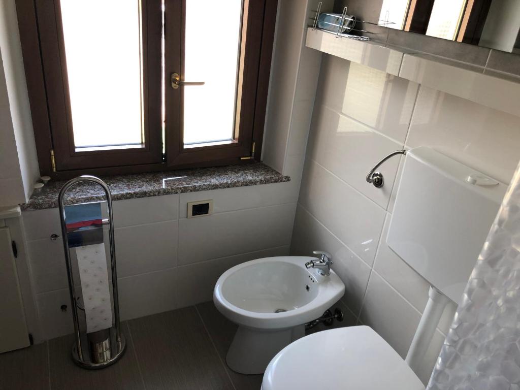 A bathroom at DaCapo Rooms