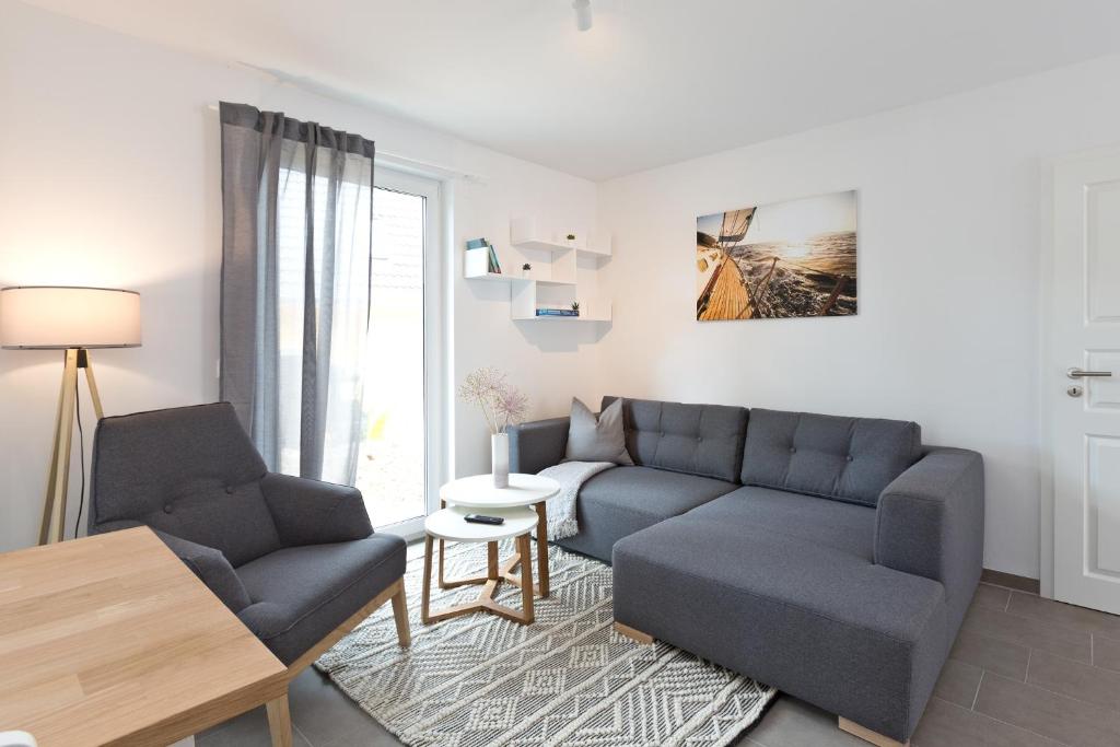 een woonkamer met een bank en een tafel bij Apartment unter den Kiefern 109 in Röbel