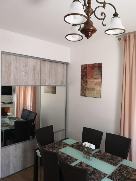 une salle à manger avec une table et des chaises dans l'établissement Villa Niçoise.3P. 5 min de la plage, à Nice