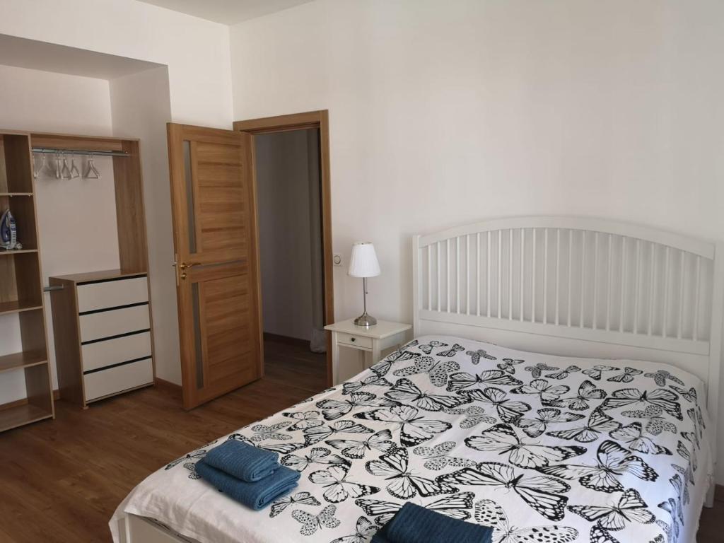 ein Schlafzimmer mit einem Bett mit blauen Kissen darauf in der Unterkunft Villa Niçoise.3P. 5 min de la plage in Nizza