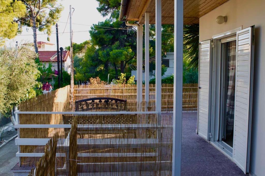 a staircase leading to a house with a fence at Ευχάριστη Βίλα, 90 μέτρα από τη θάλασσα in Agioi Theodoroi