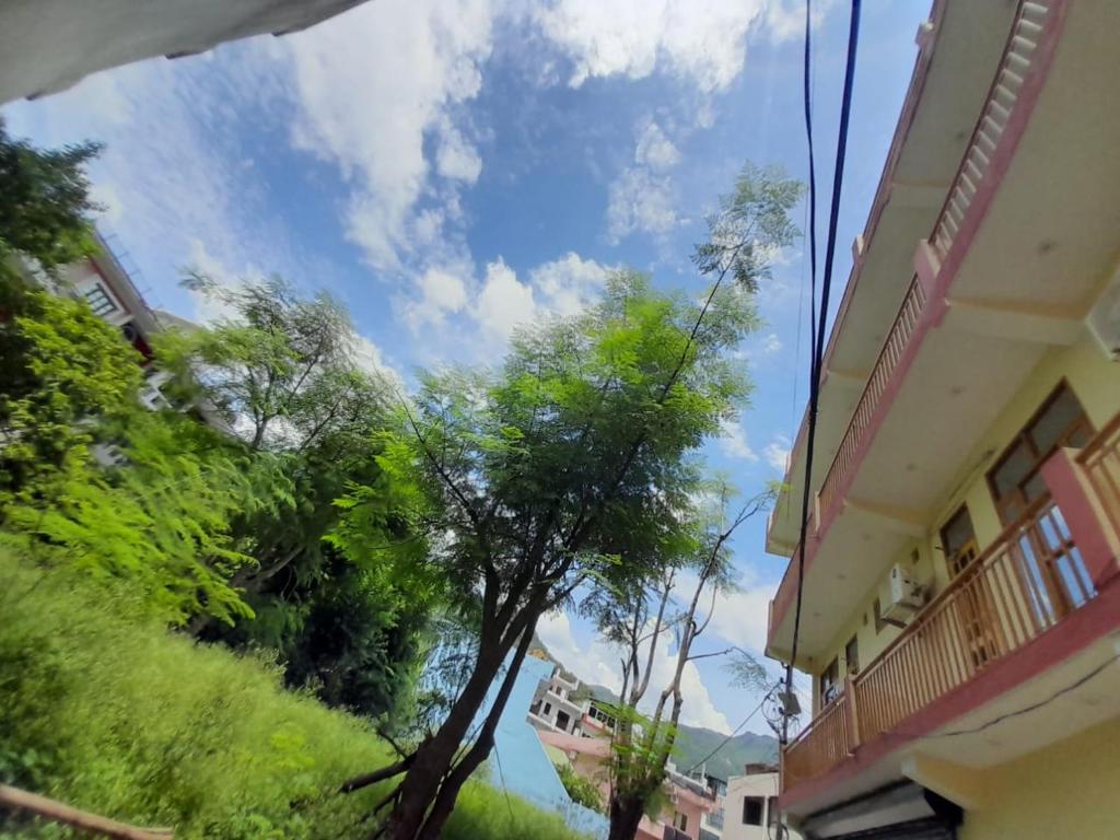 瑞詩凱詩的住宿－Hotel Krishna Rishikesh，从两栋建筑中欣赏到天空美景