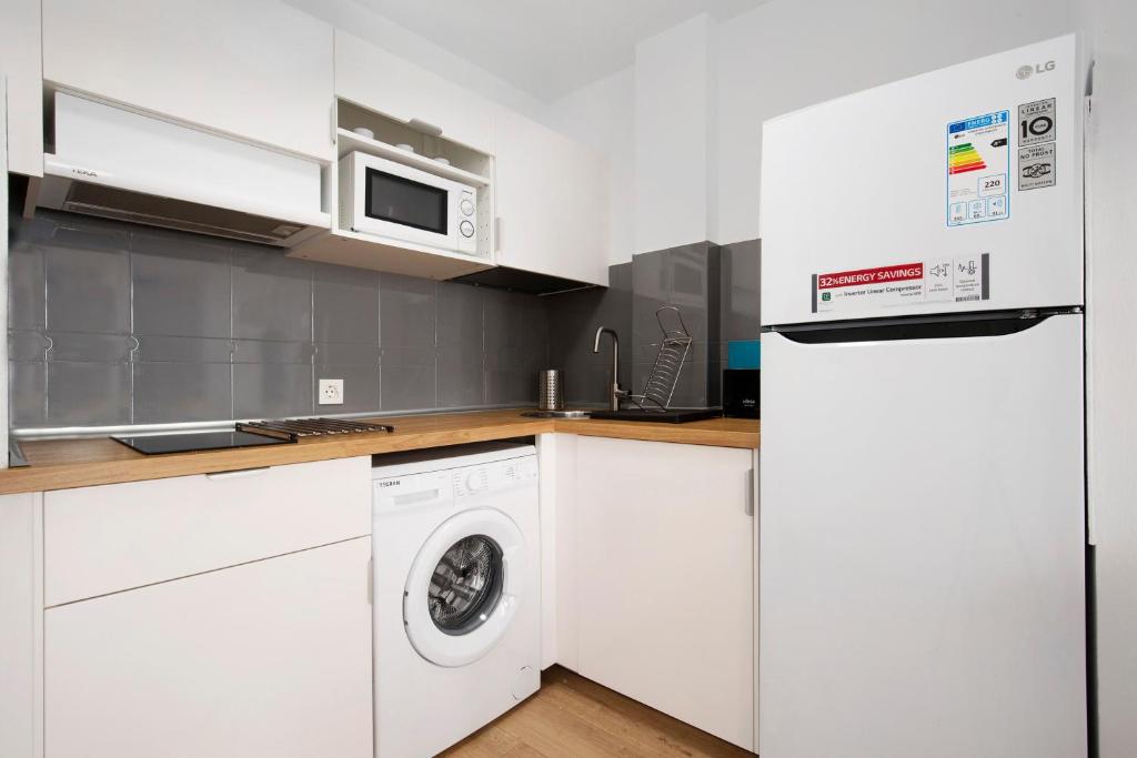 A kitchen or kitchenette at Apartamento Playa Morro Jable 2c