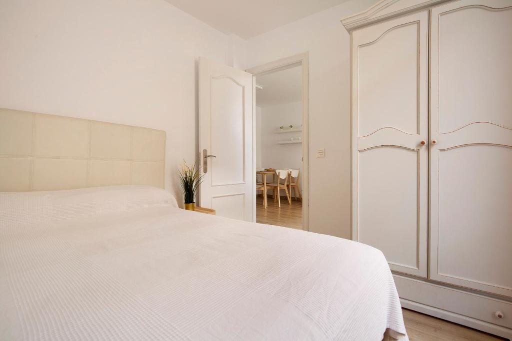 A bed or beds in a room at Apartamento Playa Morro Jable 2c