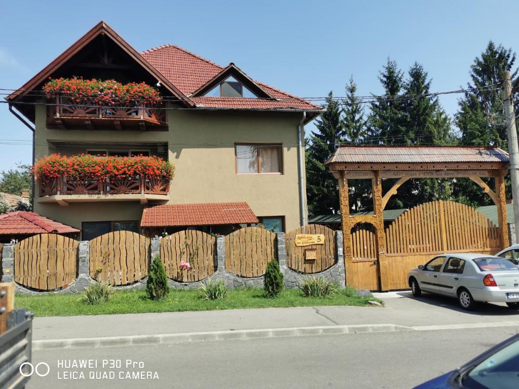 uma casa com uma cerca de madeira em frente em Sepsi Relax em Sfântu Gheorghe