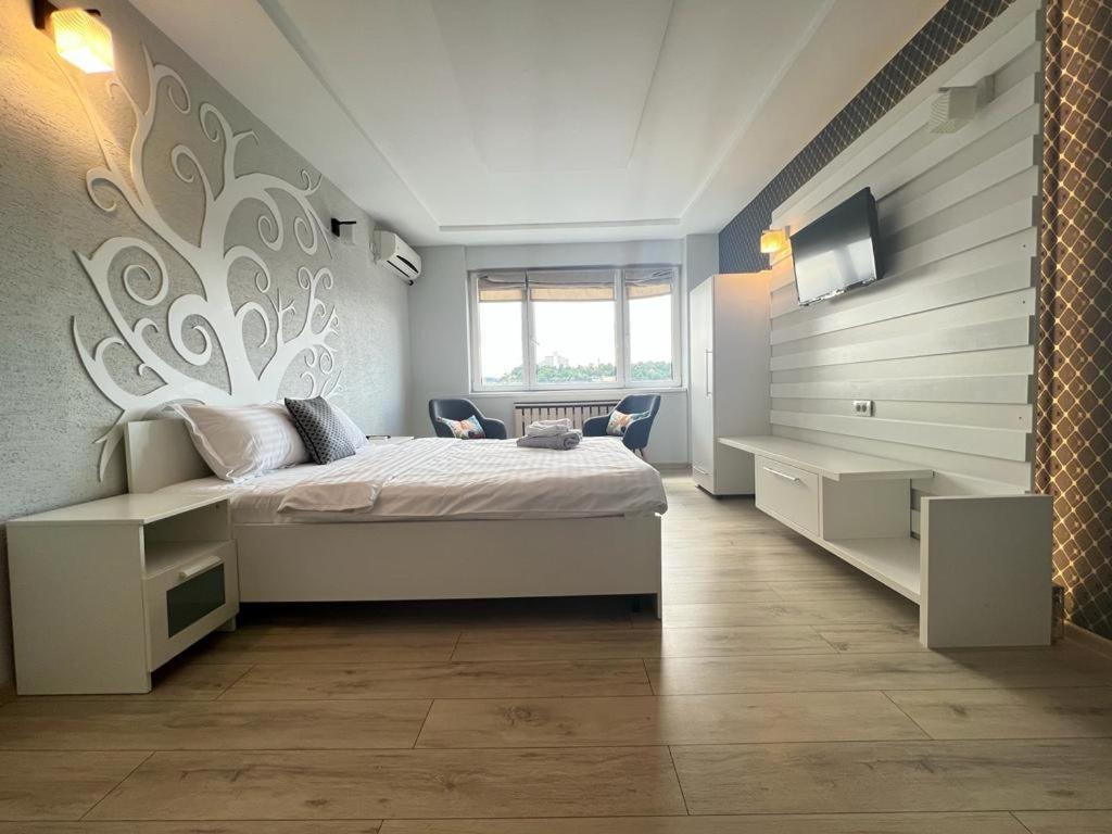 クルジュ・ナポカにあるCluj Napoca Apartament Lux Cuza Vodaのベッドルーム1室(ベッド1台付)、壁に木の壁が備わります。