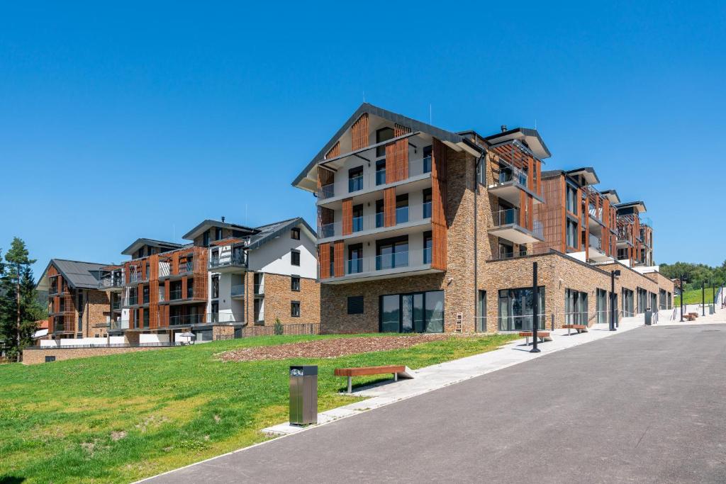 un bâtiment situé sur le côté d'une rue dans l'établissement Apartmán Molo Lipno, à Lipno nad Vltavou