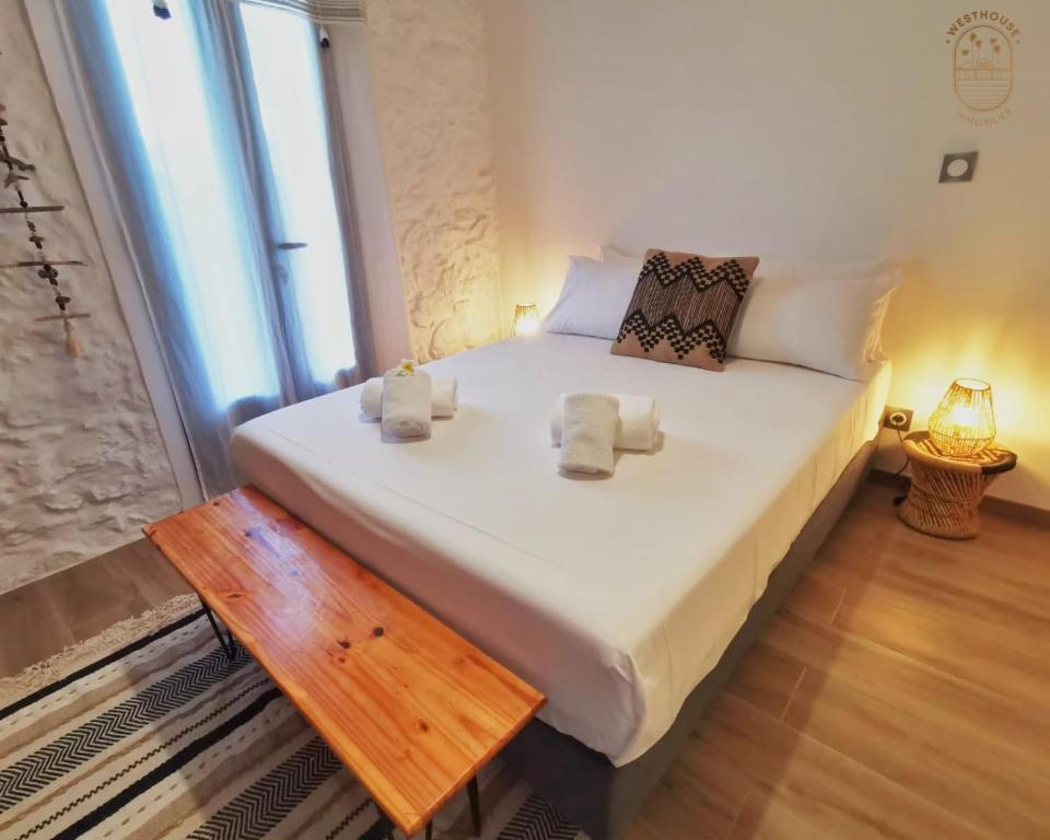 Postel nebo postele na pokoji v ubytování 4 star villa heated swimming pool pool house