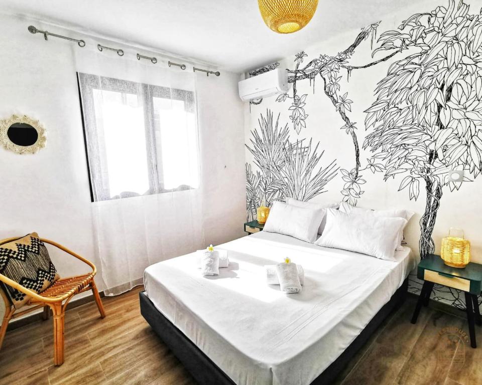 Postel nebo postele na pokoji v ubytování 4 star villa heated swimming pool pool house