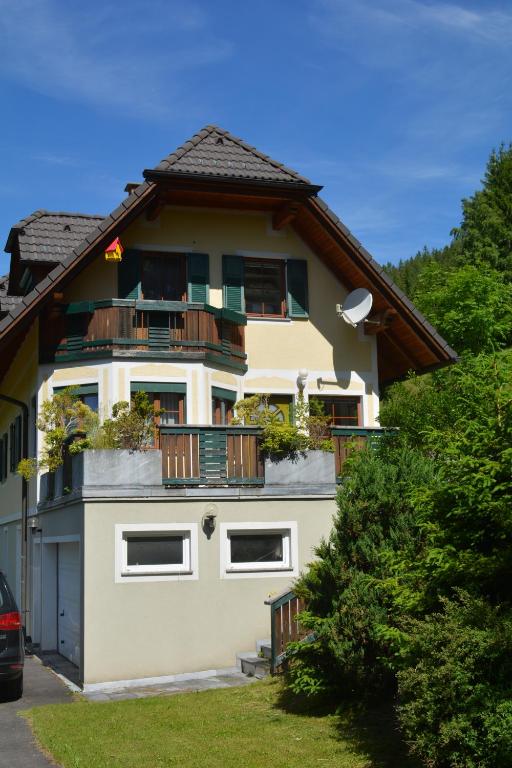 dom z balkonami po jego stronie w obiekcie Ferienhaus Kristina/Hebalm w mieście Deutschlandsberg