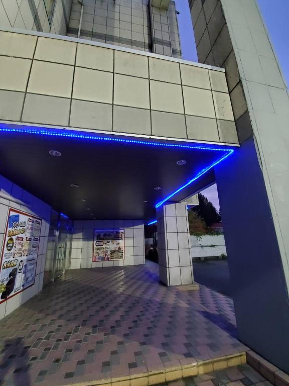 un bâtiment avec des lumières bleues sur son côté dans l'établissement Airport, 