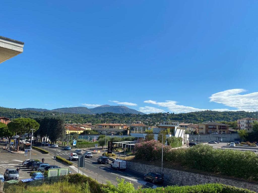 vista su una città con montagne sullo sfondo di Vanti al Garda a Bardolino