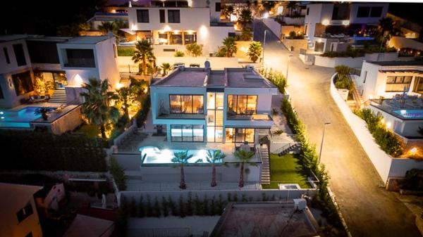 una vista aérea de una casa grande por la noche en Villas-Kroatien, en Trogir