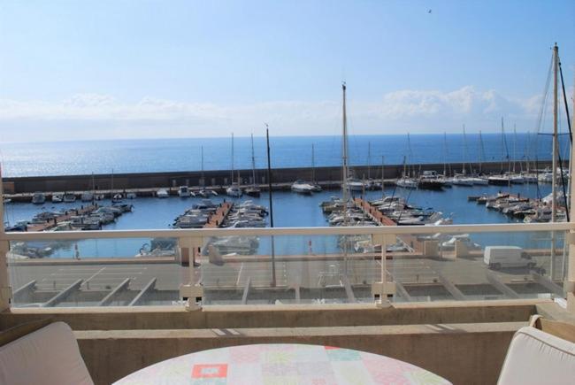 uma vista para uma marina com barcos na água em Duplex Residencial Marina del Port 72 em Calafat