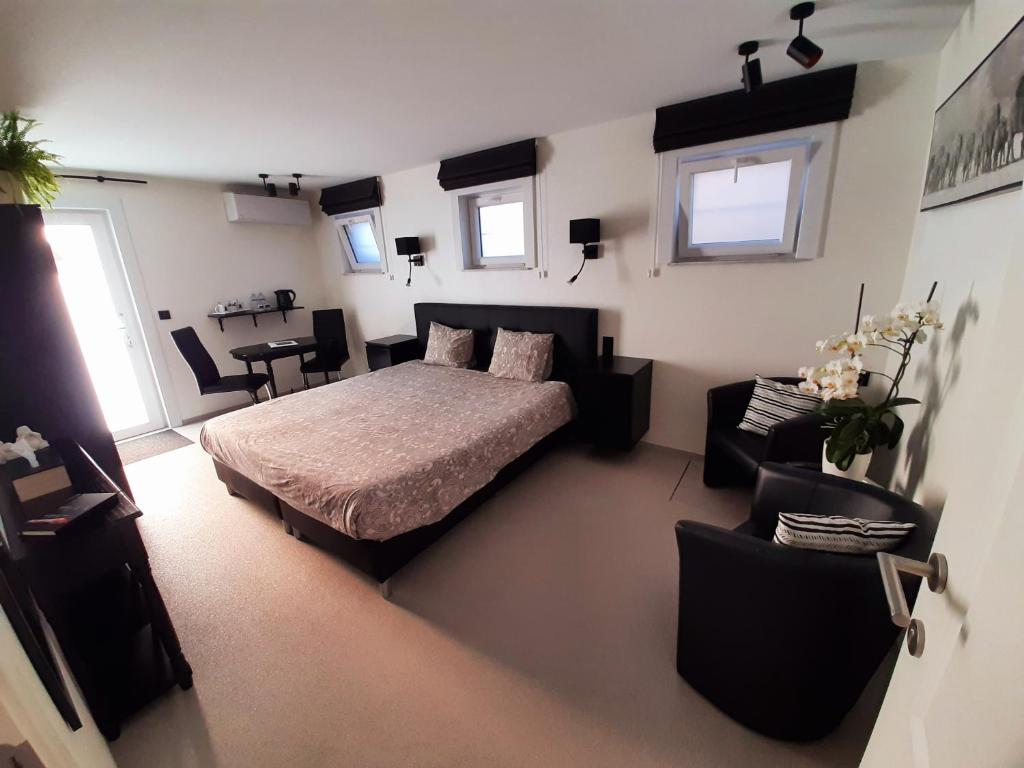 sypialnia z łóżkiem i salon w obiekcie B&B Cosiness w mieście Balen
