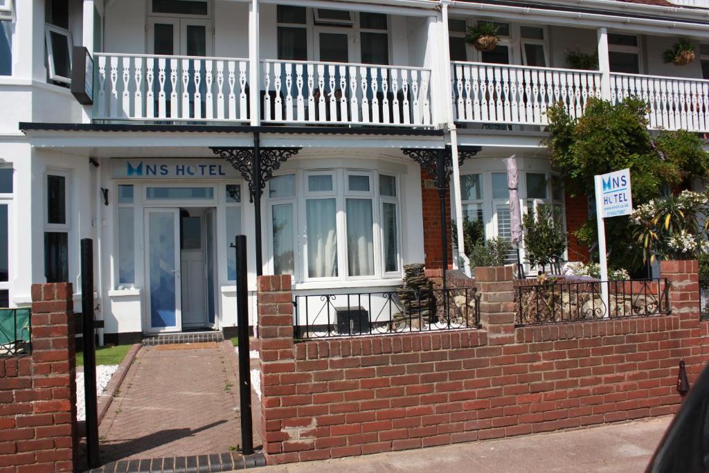 Ein weißes Haus mit einem Schild, auf dem Könige leben in der Unterkunft Wns Southend -on-Sea in Southend-on-Sea