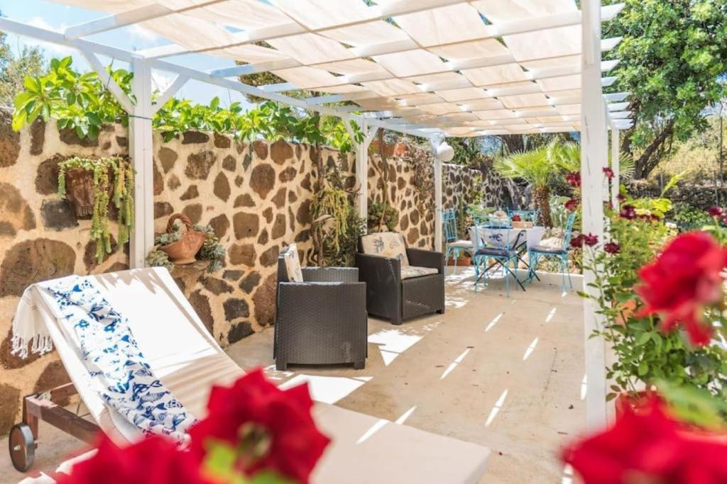 A seating area at villa con immenso giardino