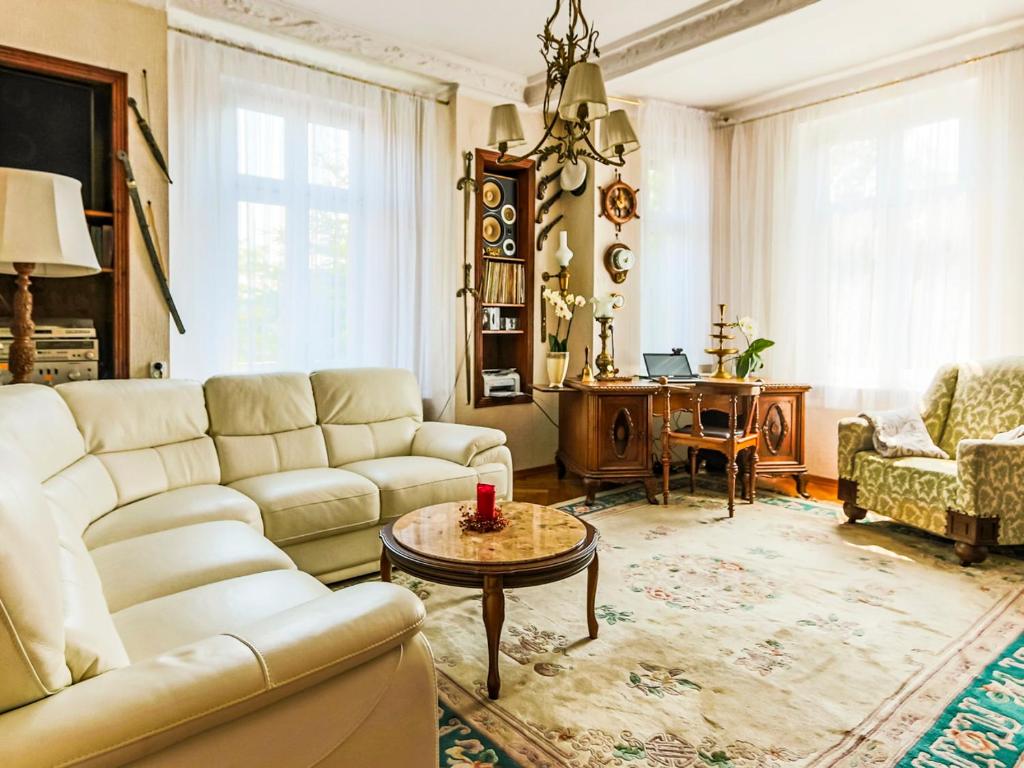 salon z kanapą i stołem w obiekcie Apartament Kapitański w mieście Sopot