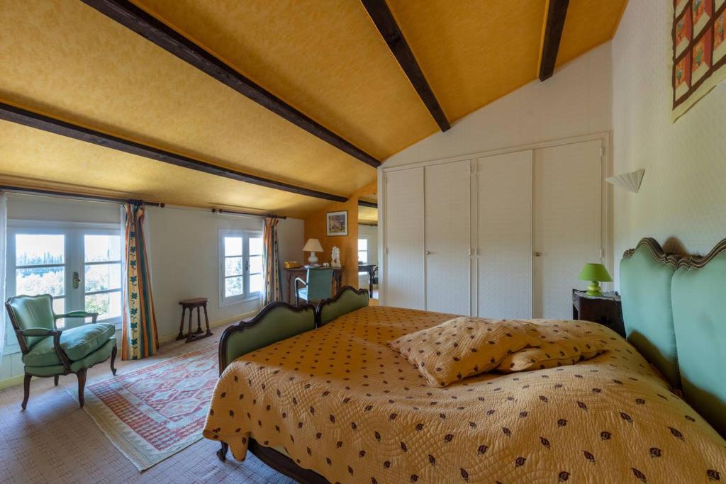 ein Schlafzimmer mit einem großen Bett in einem Zimmer in der Unterkunft LES CONILS - Gites et Chambres d'hotes in Saint-Pierre-de-Vassols