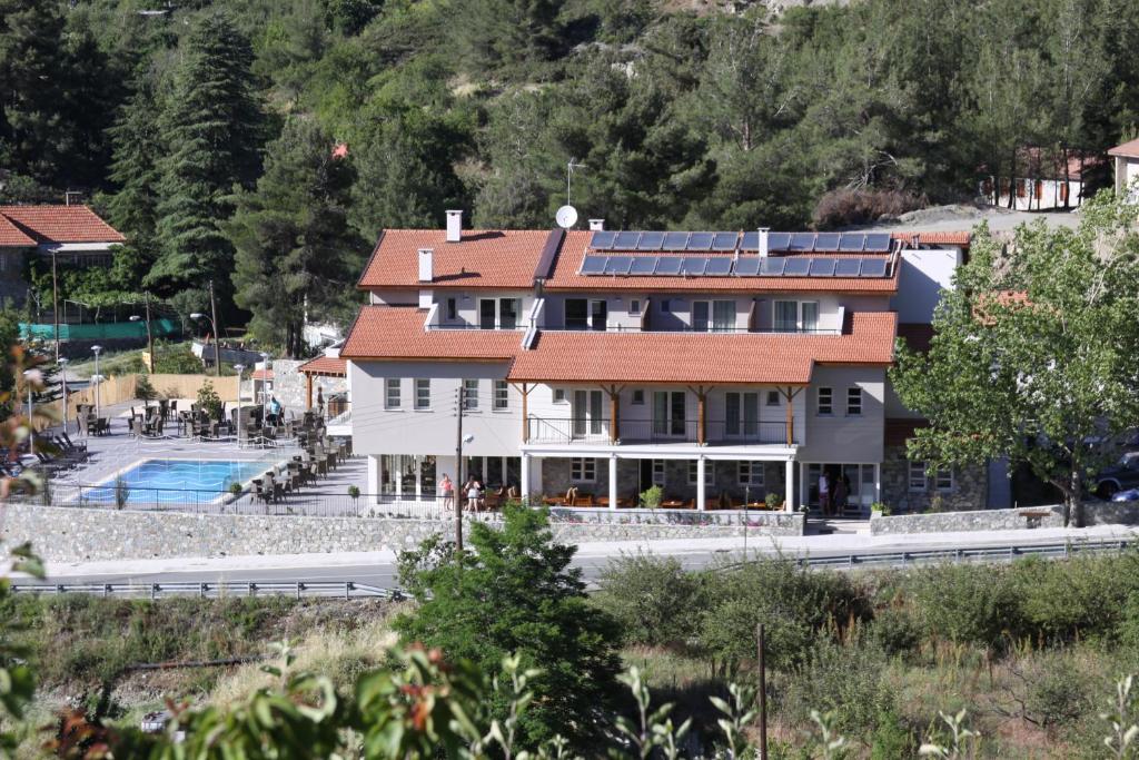 Bazén v ubytování Livadia Hotel Kyperounta nebo v jeho okolí