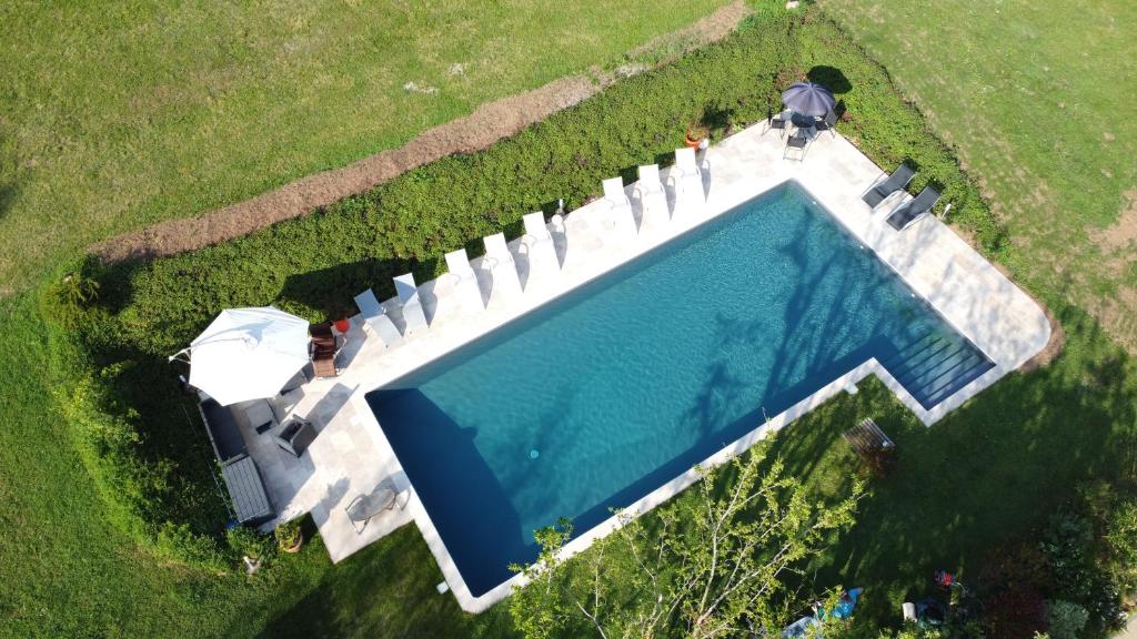 Bazén v ubytovaní Villa La Cayrouse Piscine Tennis Boulodrome alebo v jeho blízkosti