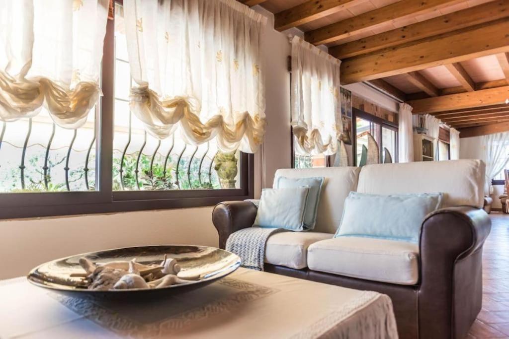 A seating area at villa con immenso giardino
