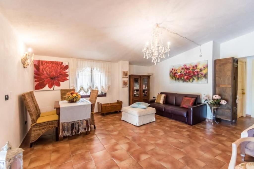 A seating area at villa con immenso giardino