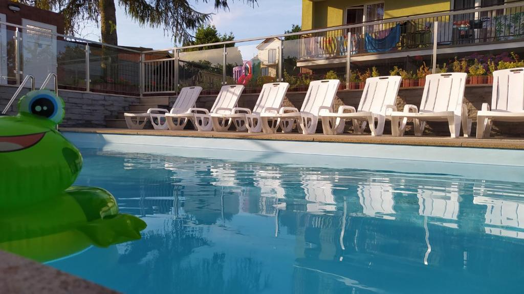 una piscina con sillas y una rana en el agua en Antalya Pokoje i Apartamenty en Władysławowo