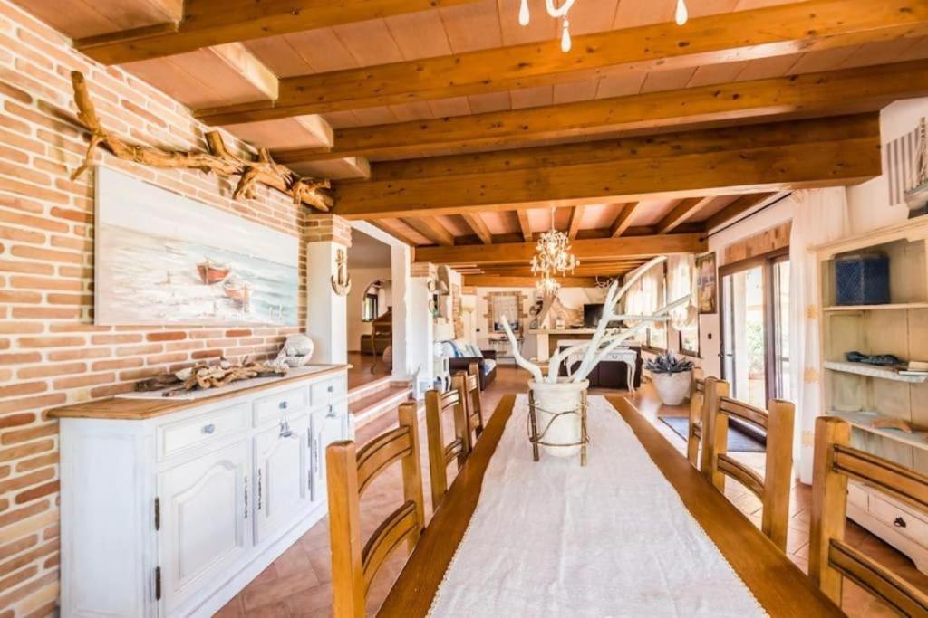 A kitchen or kitchenette at villa con immenso giardino