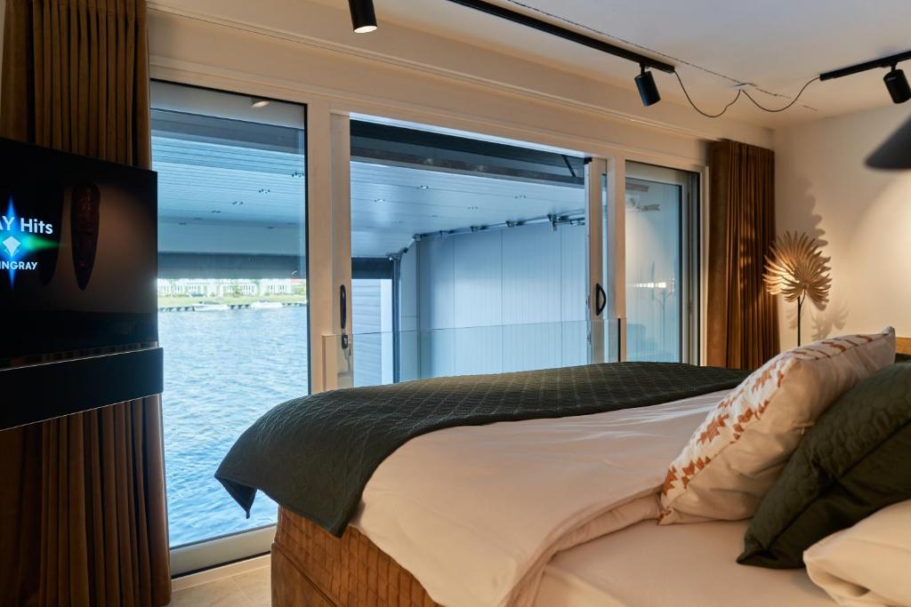 TV a/nebo společenská místnost v ubytování Nomad Water Studio