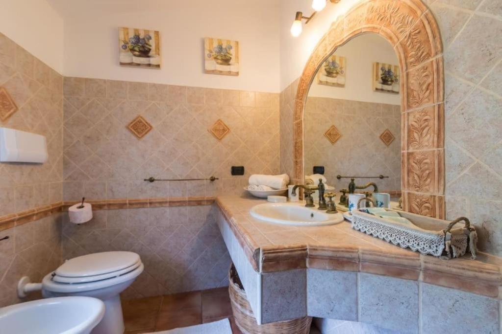 A bathroom at villa con immenso giardino