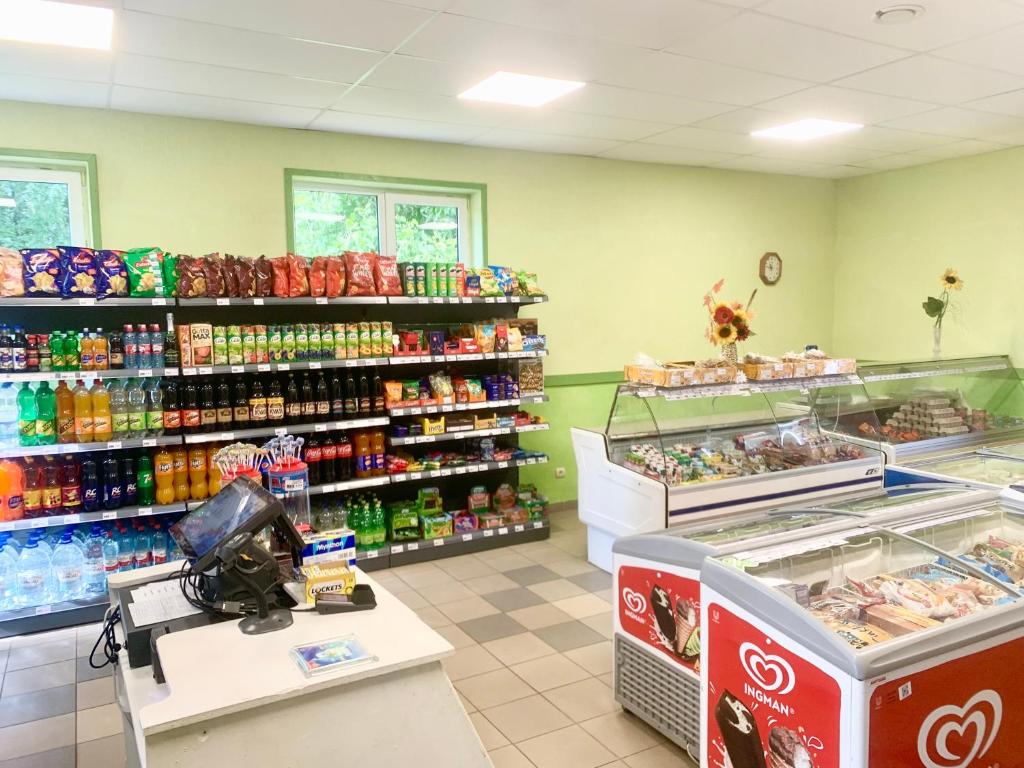 Supermarket nebo jiné obchody v  penzionu nebo okolí