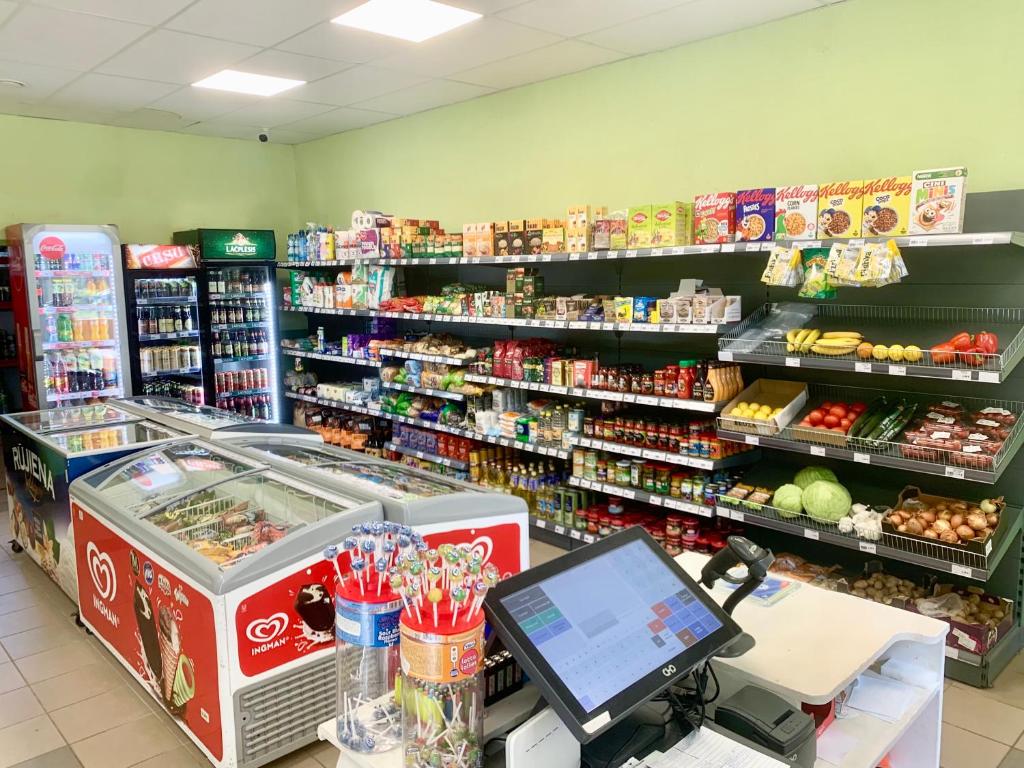 Supermarket nebo jiné obchody v  penzionu nebo okolí