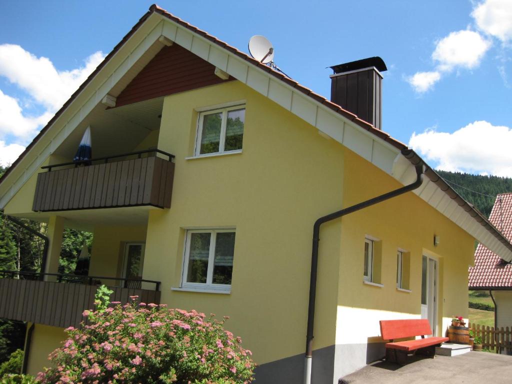 gelbes Haus mit Balkon in der Unterkunft Spinnertonihof in Bad Peterstal-Griesbach