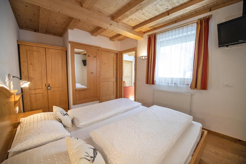 A bed or beds in a room at Apartments Bea