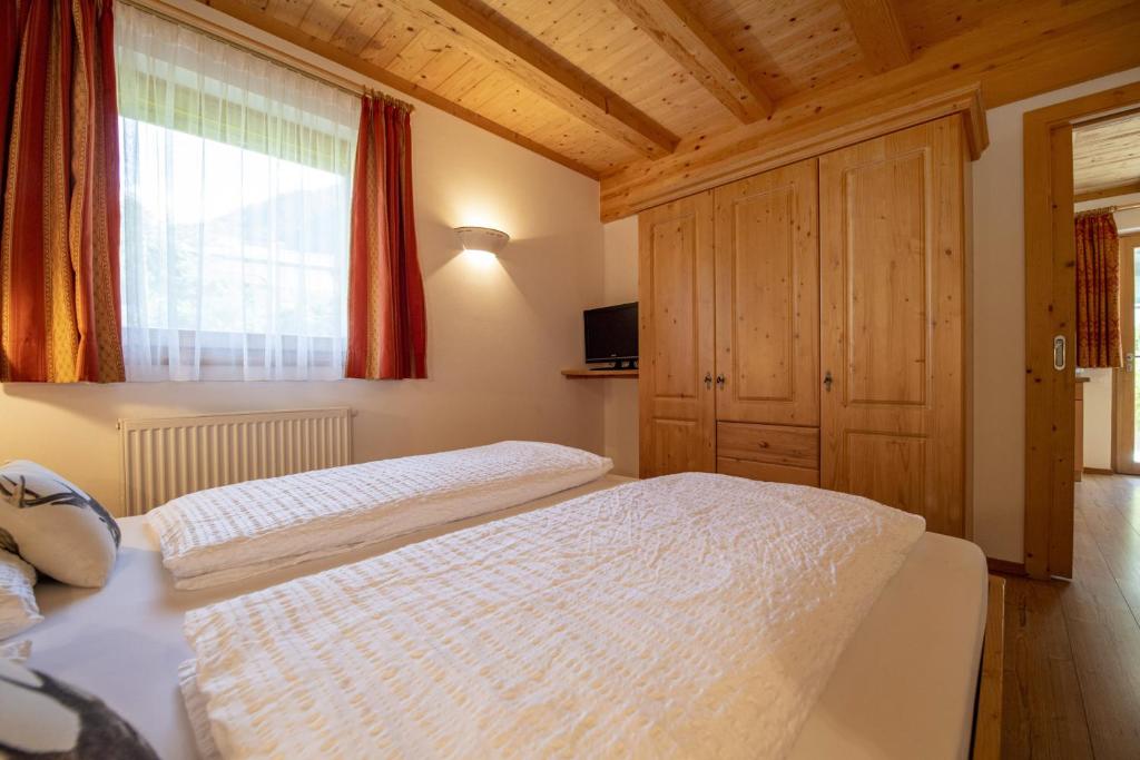 A bed or beds in a room at Apartments Bea
