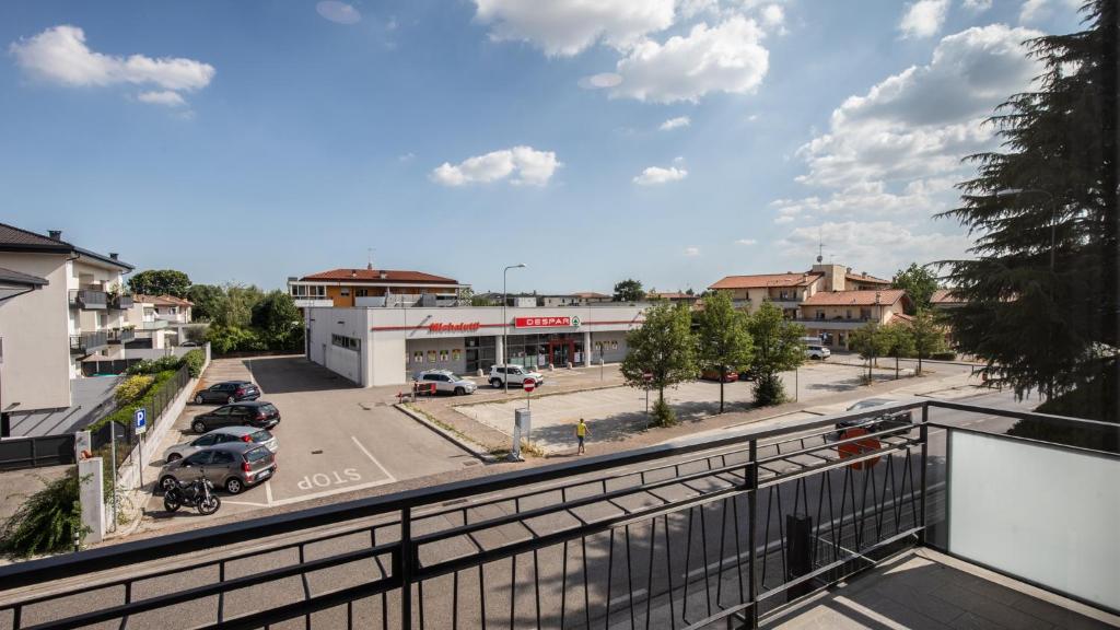 una vista da un balcone di un parcheggio di Italianway - Vat 52 a Udine