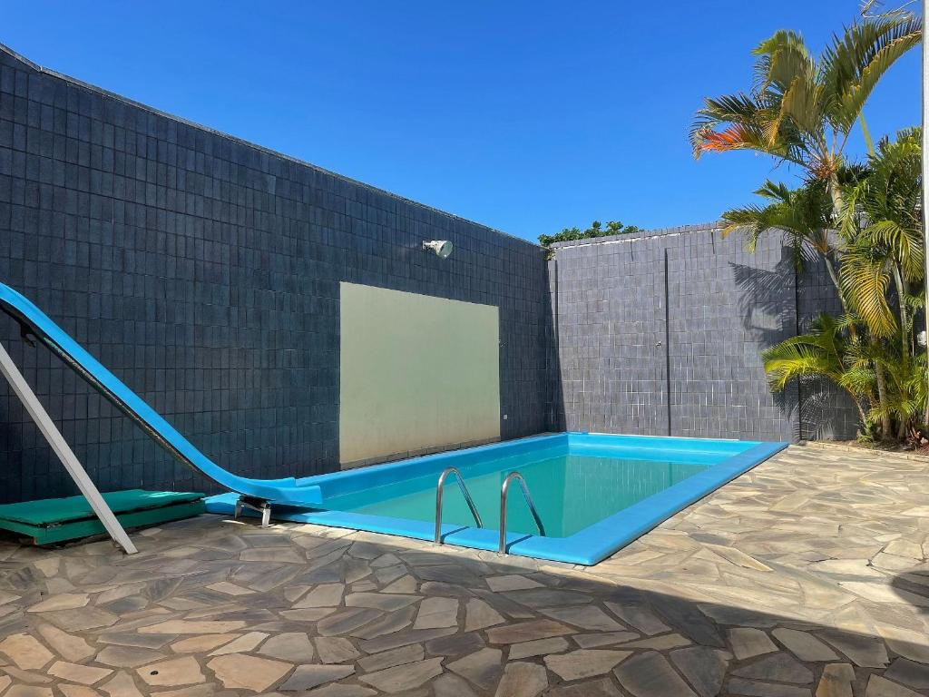 - une piscine avec toboggan à côté d'un bâtiment dans l'établissement Casa com piscina Balneario Ipanema PR, à Pontal do Paraná