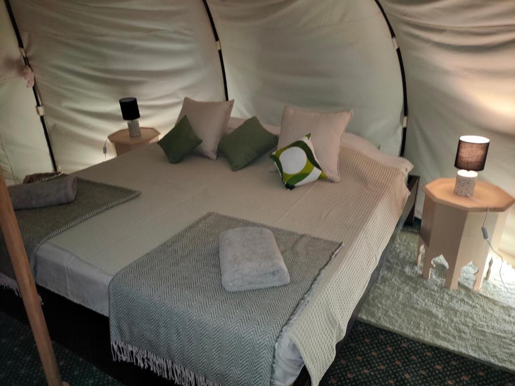 Postel nebo postele na pokoji v ubytování VinSan Glamping & Wellness Centre