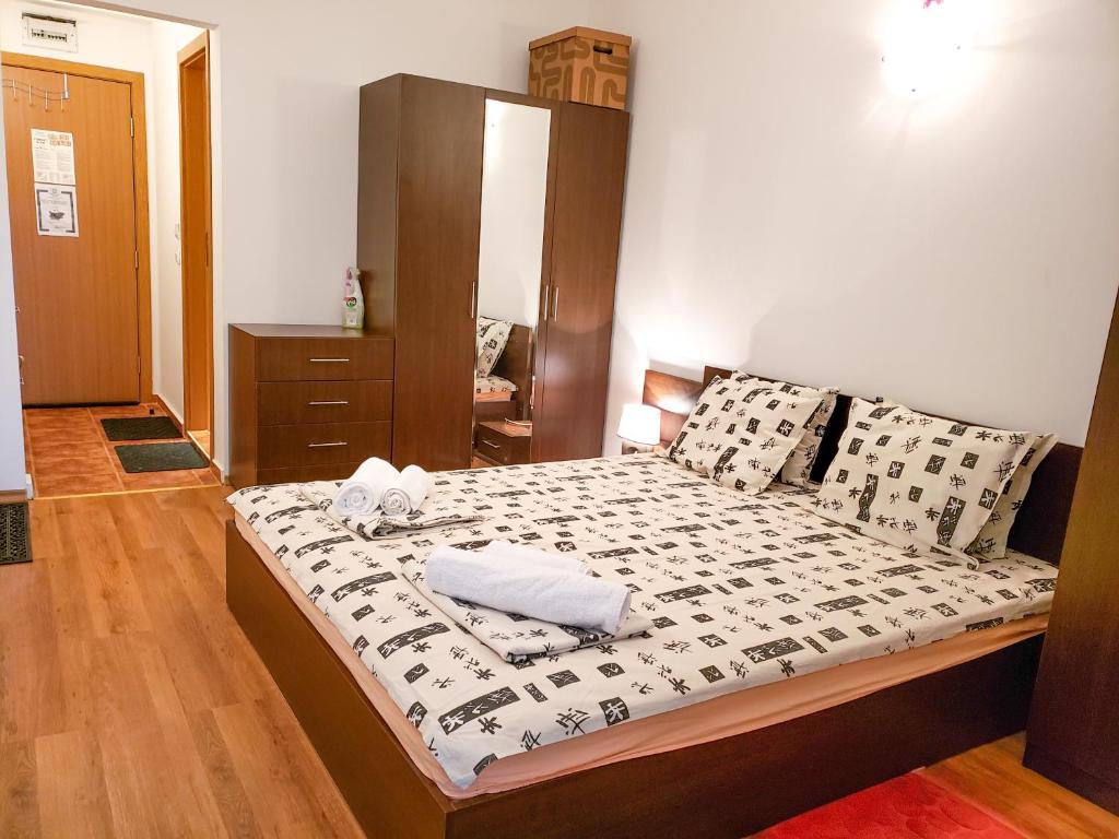 um quarto com uma cama com duas toalhas em Forest Sunrise em Samokov