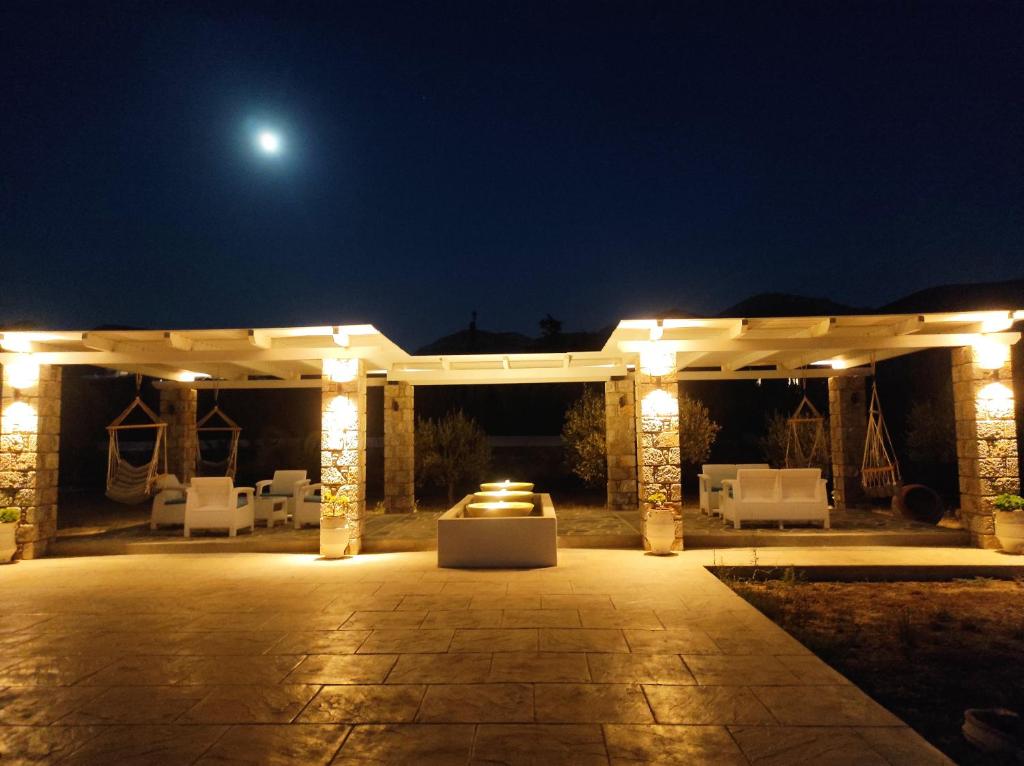 einen Pavillon in der Nacht mit Lichtern in der Unterkunft Villa Le Grand Bleu in Katápola