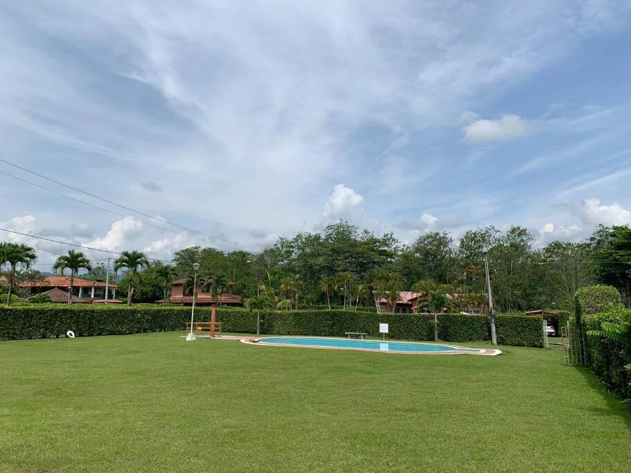 Bassein majutusasutuses Moderna cabaña en Viterbo con Aire AC y Piscina või selle lähedal